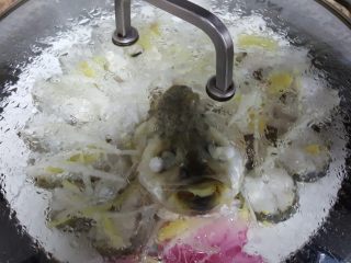 15、清蒸鱼,15．蒸锅中放水煮开后把鱼放入，大火蒸6分钟不揭盖，焖2-3分钟即可。