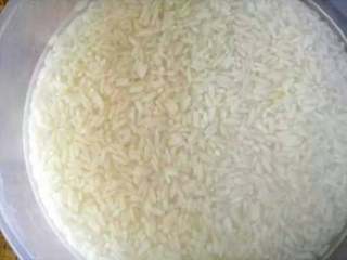 1、腊肉粽子,糯米洗净泡五个小时