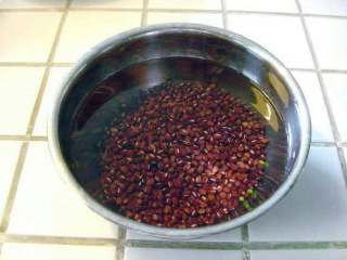 2、腊肉粽子,红豆洗净泡五个小时