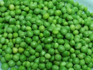 6、腊肉粽子,新鲜豌豆洗净备用