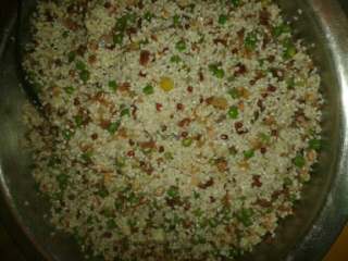 8、腊肉粽子,将泡好的糯米，红豆，捞出沥干加入切细的香肠，腊肉，新鲜豌豆，一点点盐拌匀就可以包了