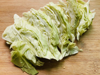 3、鸡蛋炒年糕,卷心菜洗干净沥干水分切小段