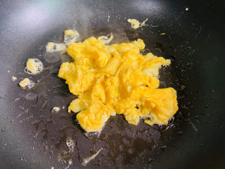 10、鸡蛋炒年糕,快速划散盛入碗中