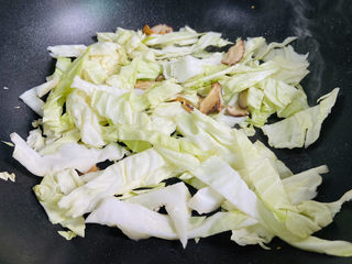 12、鸡蛋炒年糕,大火翻炒片刻