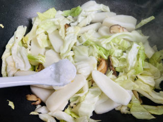 14、鸡蛋炒年糕,适量盐