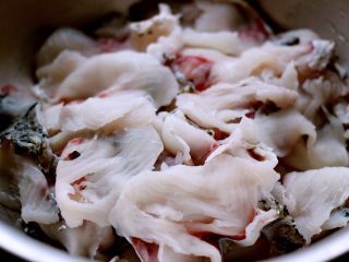 2、#辣味#麻辣水煮鱼,把鱼肉和鱼刺鱼头分别出来