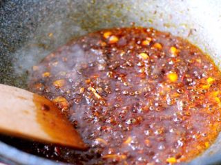 10、#辣味#麻辣水煮鱼,小火慢慢炒香酱料