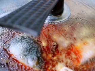 14、#辣味#麻辣水煮鱼,盖上锅盖大火烧开后转小火继续炖煮5分钟