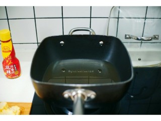 2、麻辣干锅虾,配菜弄好,虾也腌制好了,准备深口锅,倒入大概一碗的食用油,烧热,烧到平时炸东西的油温一样