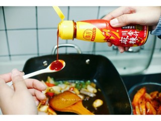 8、麻辣干锅虾,放入豪吉麻辣川香汁