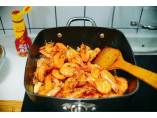 10、麻辣干锅虾,放入虾翻炒均匀