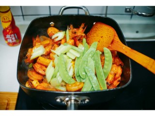 13、麻辣干锅虾,放入荷兰豆,西芹
