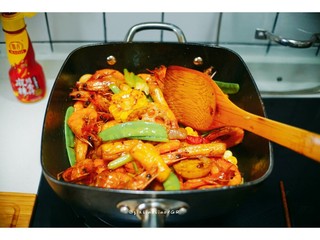 14、麻辣干锅虾,翻炒均匀
