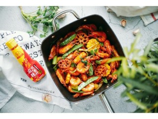 15、麻辣干锅虾,可以放在电磁炉上边热边吃,好吃到爆