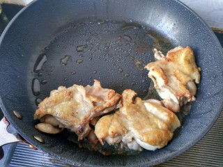 8、#厨房挑战 #荤菜:照烧鸡腿+素菜:酸辣红菜苔,一面煎黄,翻面。