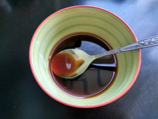 9、#厨房挑战 #荤菜:照烧鸡腿+素菜:酸辣红菜苔,煎鸡腿的时候调照烧汁:一勺蜂蜜,一勺蚝油,两勺料酒,一勺味极鲜,一勺清水,拌匀备用。