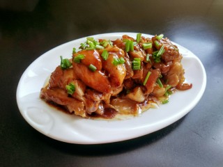 12、#厨房挑战 #荤菜:照烧鸡腿+素菜:酸辣红菜苔,切块装盘,撒上香葱,将锅内多的汤汁淋在鸡腿上。喜欢吃大块的可以不切。