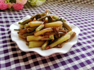 13、#厨房挑战 #荤菜:照烧鸡腿+素菜:酸辣红菜苔,素菜成品图来一张,武汉的洪山菜苔最有名,打过霜的菜苔又甜又脆。