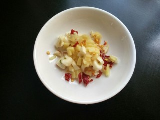 16、#厨房挑战 #荤菜:照烧鸡腿+素菜:酸辣红菜苔,准备好生姜,大蒜,辣椒并切碎。