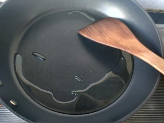 17、#厨房挑战 #荤菜:照烧鸡腿+素菜:酸辣红菜苔,锅内放油,烧热。