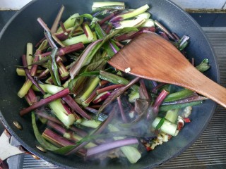 19、#厨房挑战 #荤菜:照烧鸡腿+素菜:酸辣红菜苔,倒入菜苔,大火翻炒。