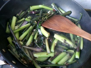 21、#厨房挑战 #荤菜:照烧鸡腿+素菜:酸辣红菜苔,放醋,翻炒。