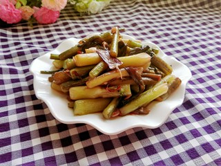 23、#厨房挑战 #荤菜:照烧鸡腿+素菜:酸辣红菜苔,装盘,酸辣爽口的菜苔炒好了。