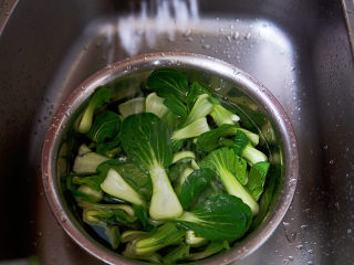 3、水煮千张,再用淡盐水浸泡十分钟，杀菌，再冲洗干净