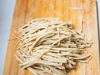 4、水煮千张,千张切细丝备用