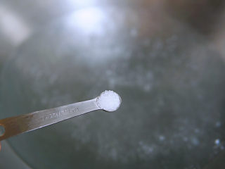 7、水煮千张,水沸后，加二克盐