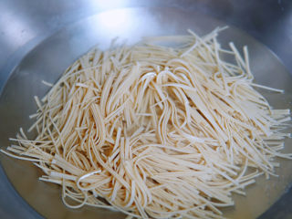 8、水煮千张,水沸后，加二克盐焯烫千张丝，经过焯烫，千张口感回软，不柴，加盐是给千张入个底味，