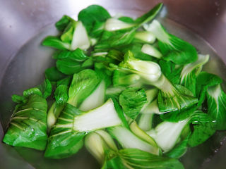 9、水煮千张,小油菜焯烫半分钟