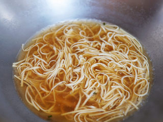 12、水煮千张,放入豆皮丝煮滚，入味