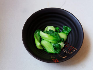 13、水煮千张,焯烫好的小油菜放入碗中