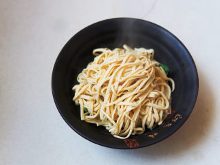 14、水煮千张,煮好的豆皮丝放在小油菜上，加入煮豆皮的汤