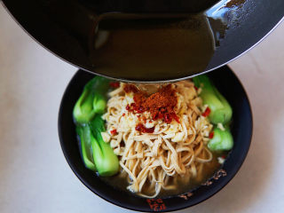 15、水煮千张,花生油烧热，浇在辣椒，滋的一声，OK