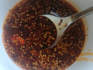 7、红油麻辣牛腱肉,熬制香辣红油或买红油拌菜料也可