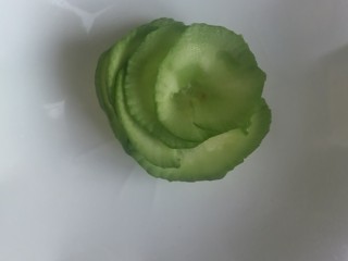 8、红油麻辣牛腱肉,黄瓜切片垫在盆中