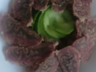 9、红油麻辣牛腱肉,依次放入切好的牛肉片