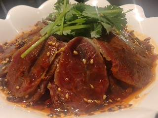11、红油麻辣牛腱肉,浇入红油，放入香菜