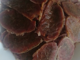 10、红油麻辣牛腱肉,码盆后，加入少许生抽，香油