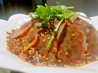 12、红油麻辣牛腱肉,装盘后修怖下，出品完成