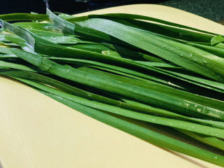 8、韭菜炒豆腐,韭菜洗净；