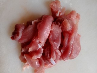 1、翡翠蛋花肉,瘦肉切肉片。
