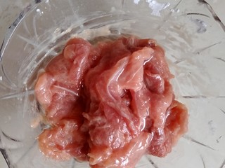 2、翡翠蛋花肉,将瘦肉放入碗中，加入少许盐，鸡精，白胡椒粉。半个鸡蛋。抓浆。最后放入适量山芋淀粉。抓下。就好了。放在一边让它冷静冷静十分钟。