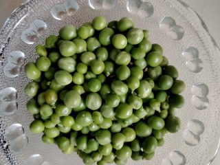 3、翡翠蛋花肉,豌豆米装盘备用