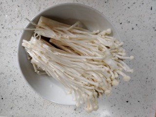 4、翡翠蛋花肉,金针菇洗净装盘备用。