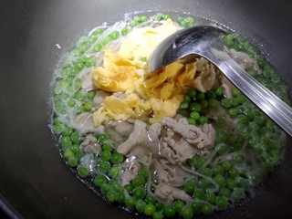 9、翡翠蛋花肉,然后放入肉片，鸡蛋。煮两分钟。