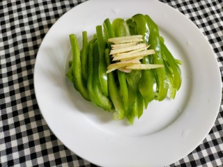 3、下饭苦瓜,青椒切丝，生姜切丝，大蒜用刀拍散备用