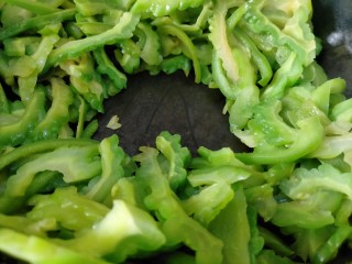 5、下饭苦瓜,烘焙到这种状态，苦瓜变软锅底无水分即可